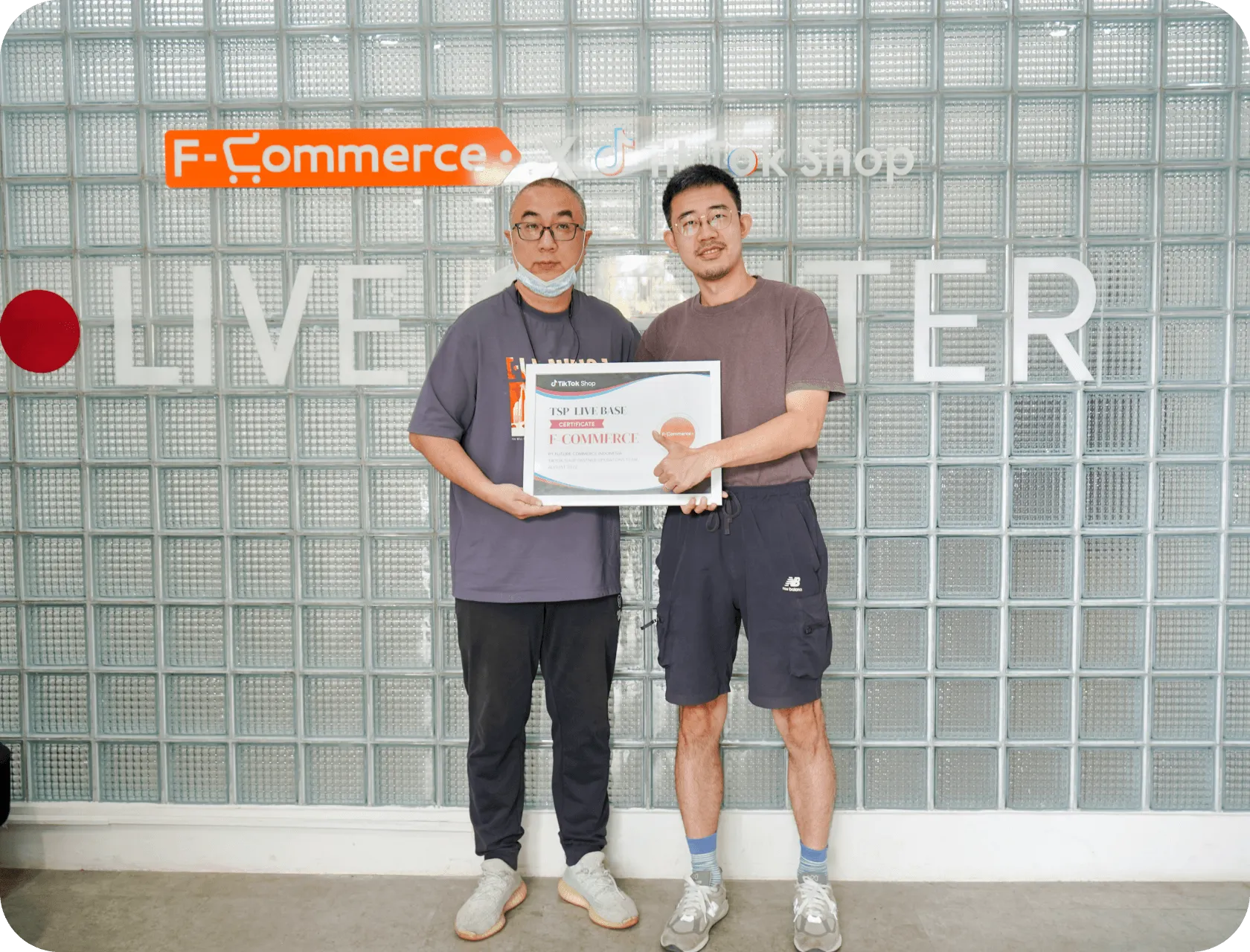 Head of F-commerce received an award certificate from tiktok representative